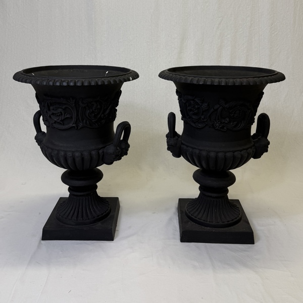 Trädgårdsurnor, ett par i gjutgods, 1900/2000 tal.