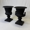 Trädgårdsurnor, ett par i gjutgods, 1900/2000 tal.