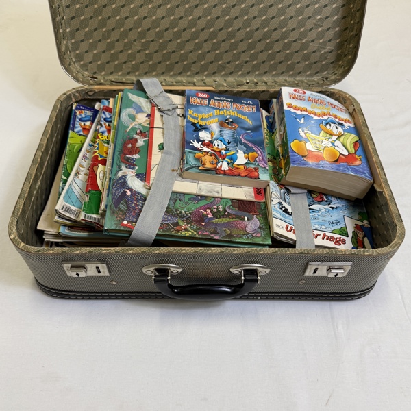 Resväska med serietidningar.