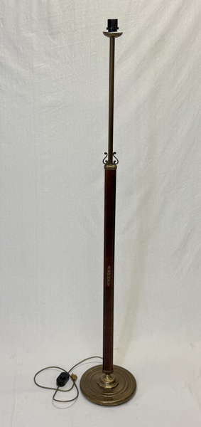 Golvlampa, trä/mässing, 1900-tal.