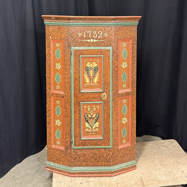 Hörnskåp, allmoge, daterad 1732.