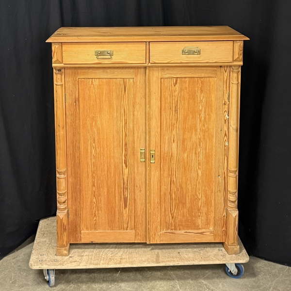 Skänk, furu, 1900-tal.