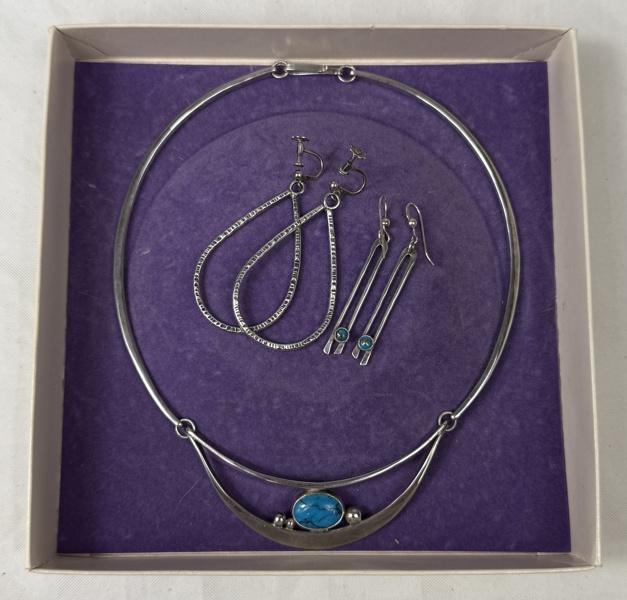 Halsband och örhängen, två par, silver 925/1000.
