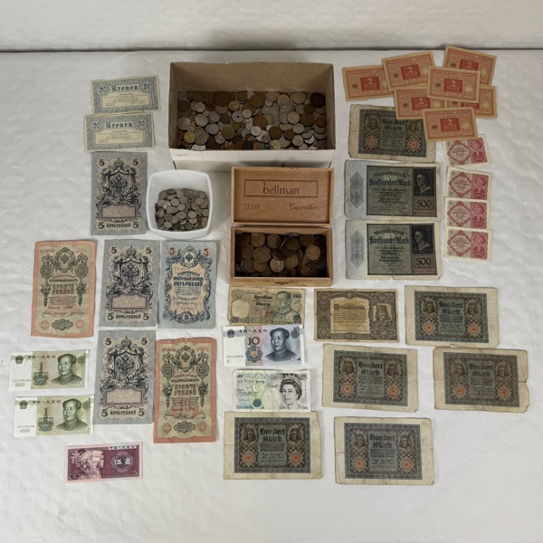 Parti sedlar och mynt, svenska och utländska.