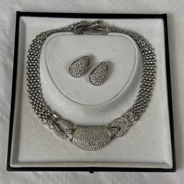 Oscar De La Renta. Halsband med örhängen, ett par.