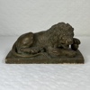 Skulptur, i form av lejon, lergods.