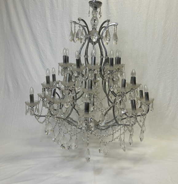 Stor Ljuskrona, med prismor, 30 st ljuspunkter.