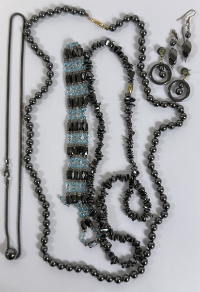Hematit, halsband och örhängen.