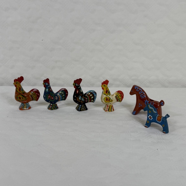 Dalatuppar och dalahästar.