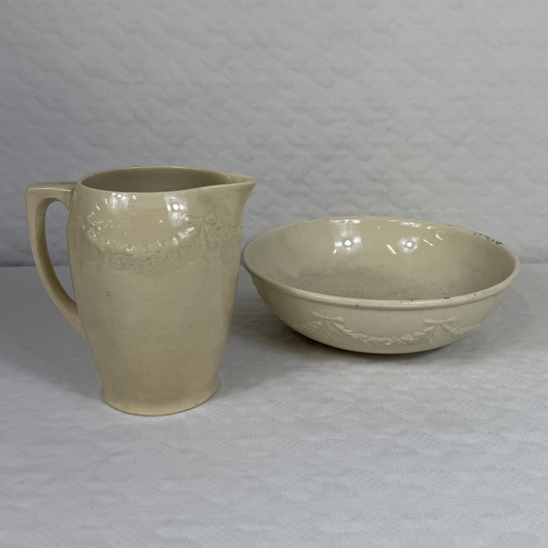 Kanna och tvättfat.