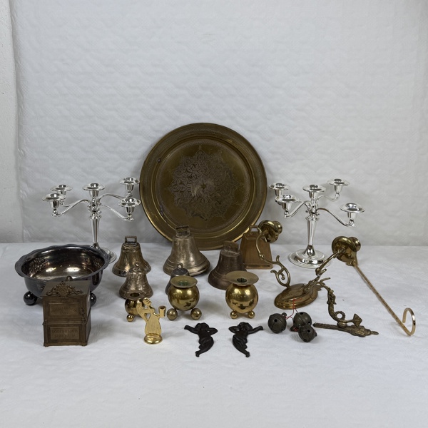 Mässing- och nysilverföremål, bla Skultuna.