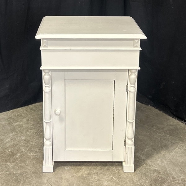 Kommod, bemålad, 1900-talets början.