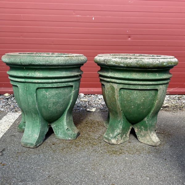 Urnor, ett par, 1900-tal, betong.