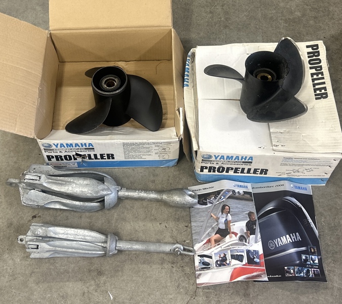Ankare, 2 st, och båtpropellrar, Yamaha.