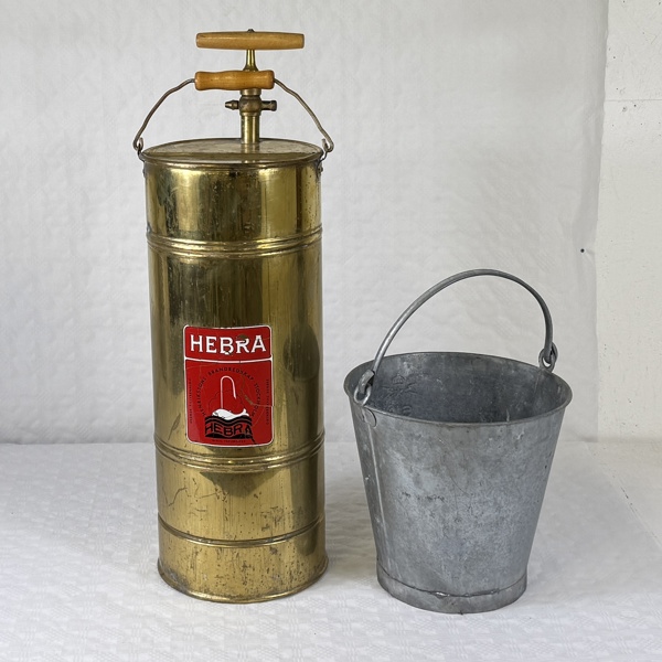 Brandhink, "Hebra", samt en hink.