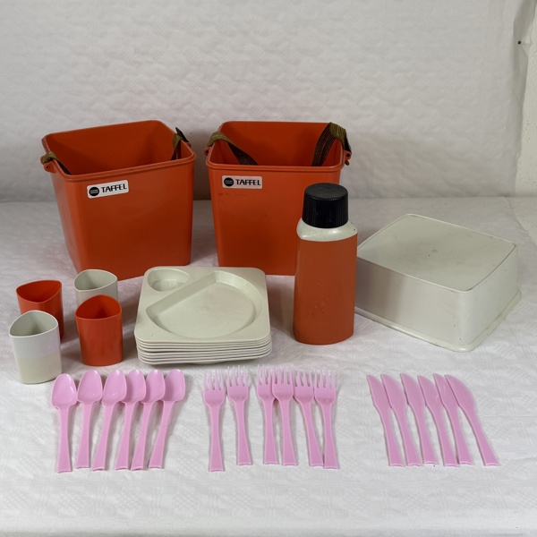 Sigvard Bernadotte. Picknickset, "Taffel", Husqvarna, samt en hink.