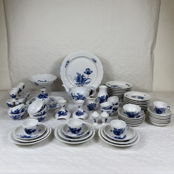 Servisdelar, 75 delar, porslin, "Blå blomster", Royal Copenhagen.