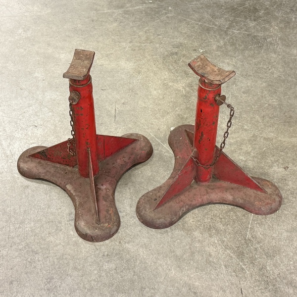 Pallbockar, ett par, metall.