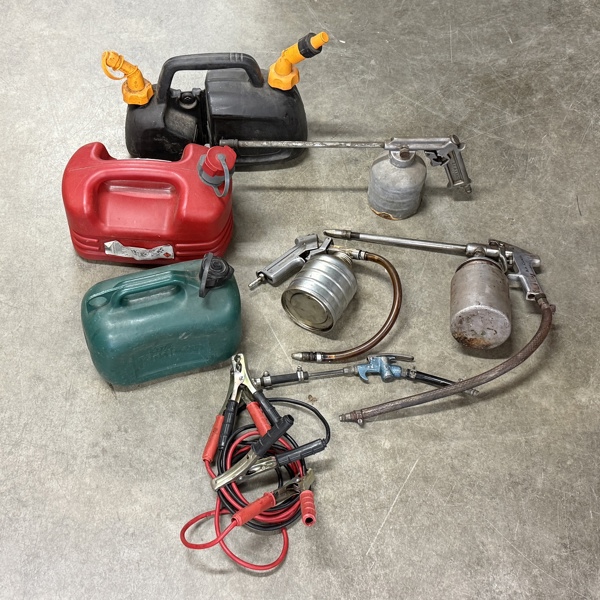 Bensindunkar och färgsprutor.