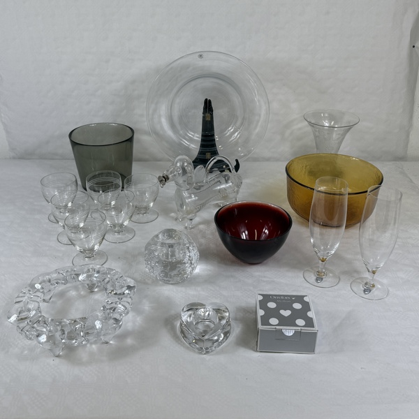 Diverse glasföremål, mestadels Orrefors och Kosta Boda.