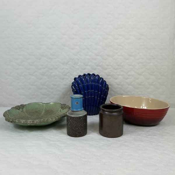 Diverse keramik, bla Upsala Ekeby.