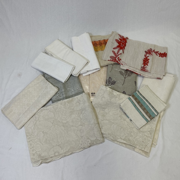 Dukar, sängkläder och gardiner.