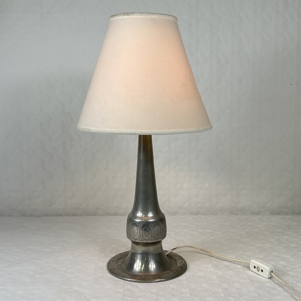 Bordslampa, tenn, 1900-tal.