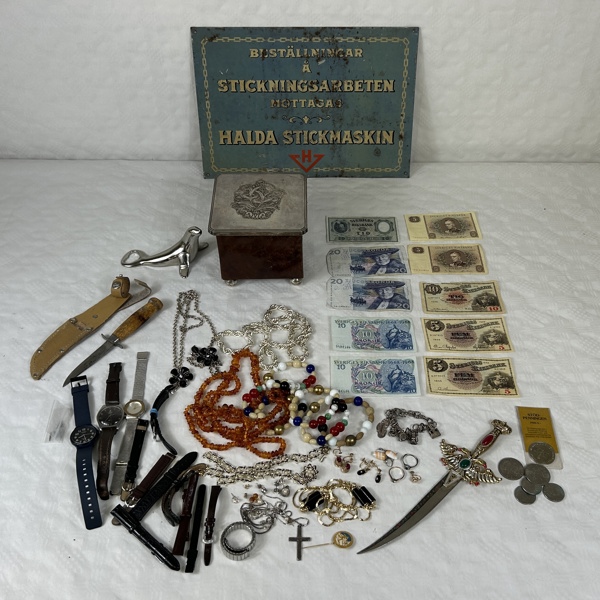 Bijouterier och sedlar, skrin med lock/fötter i silver.