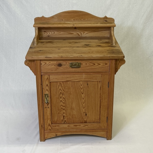 Kommod, 1900 talets början, furu.