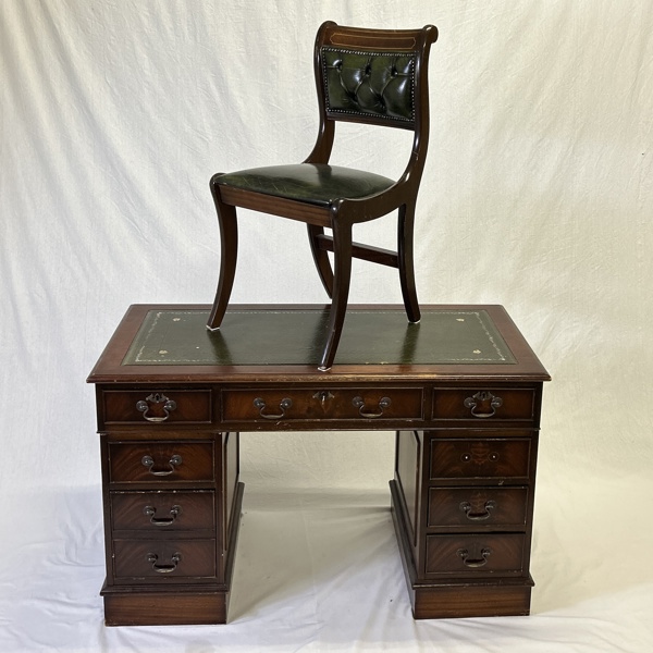 Skrivbord och stol, 1900 tal, Engelsk stil.