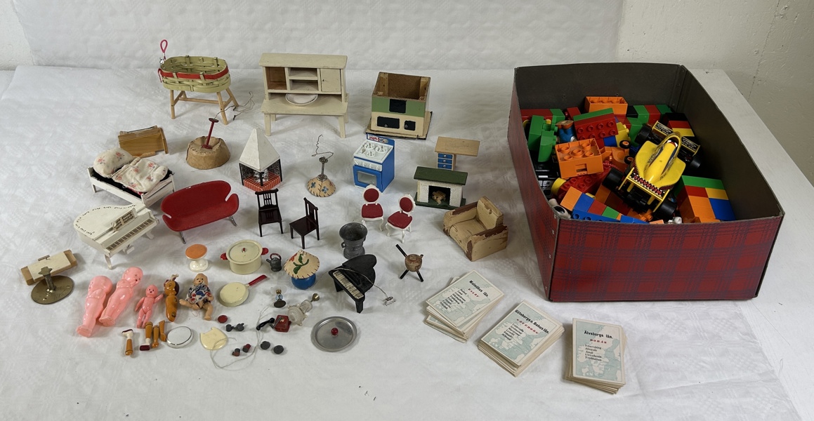 Dockmöbler och leksaker.