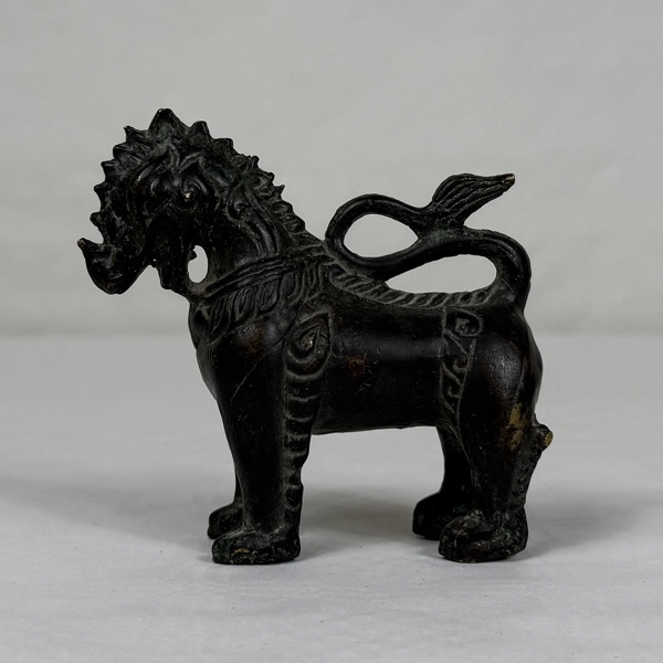 Tempellejon, patinerad brons, Kina.