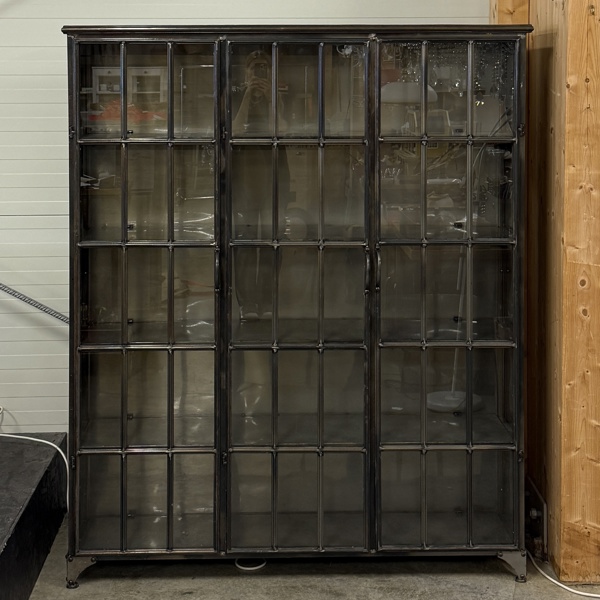Vitrinskåp, metall, samtida.