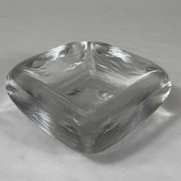 Vicke Lindstrand. Skål, "Platina", Orrefors.