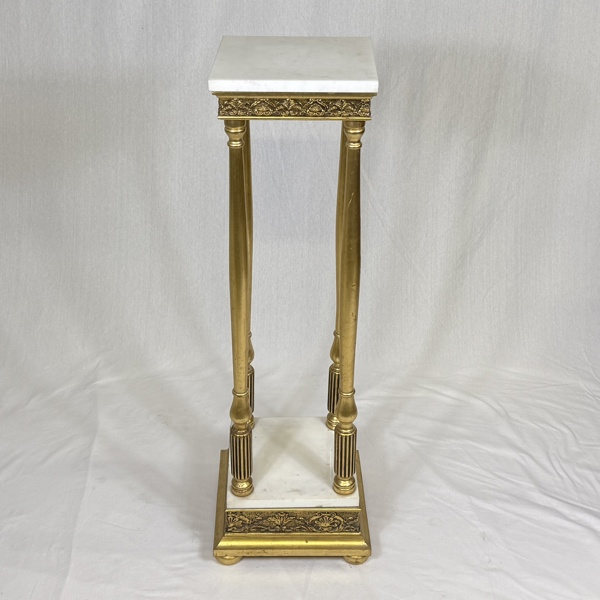 Piedestal, förgylld med marmor.