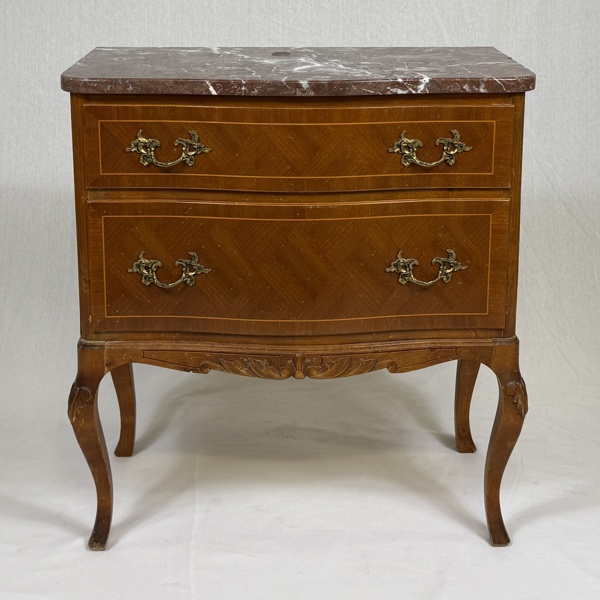 Byrå, med stenskiva, rokokostil, 1900-tal.