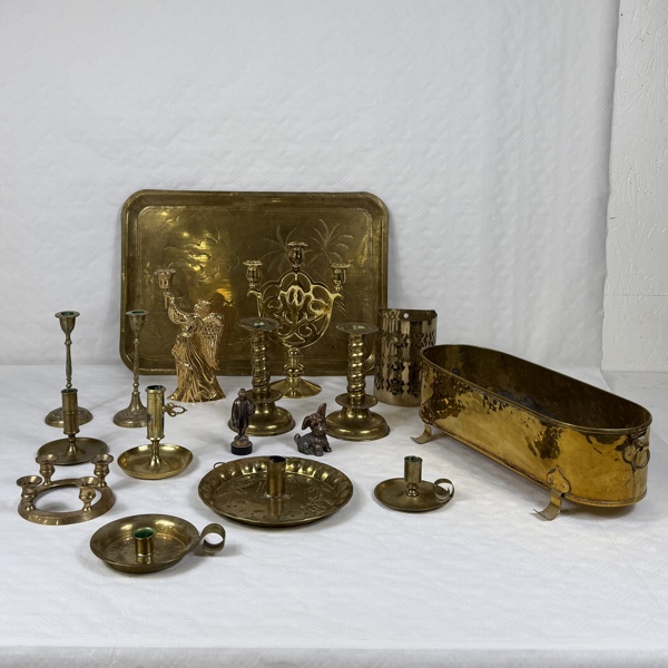 Mässingsföremål bla ljusstakar.