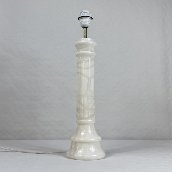 Bordslampa, alabaster, 1900-tal.