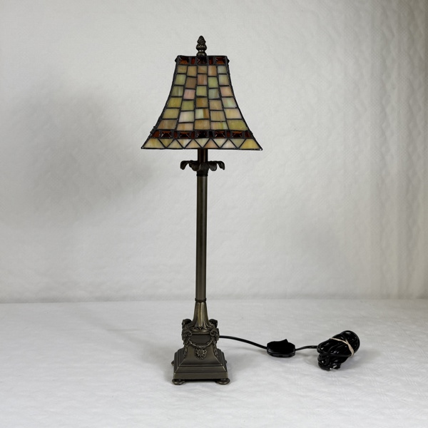 Bordslampa, metall, tiffany-stil, Globen AB.
