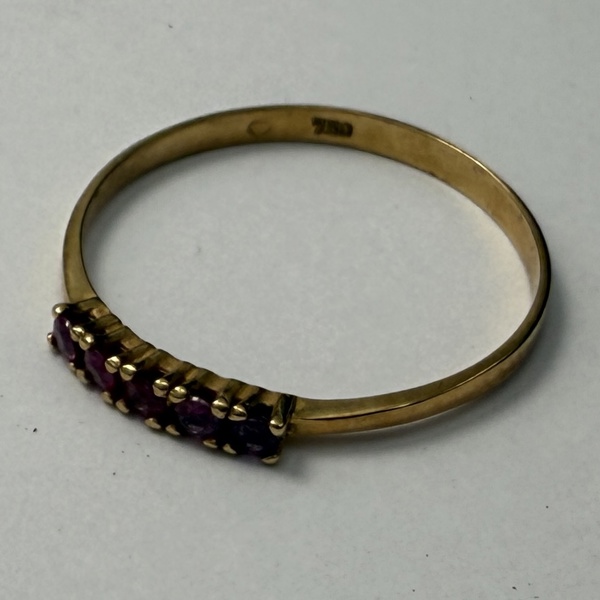 Ring, 18k guld med röda rubiner.