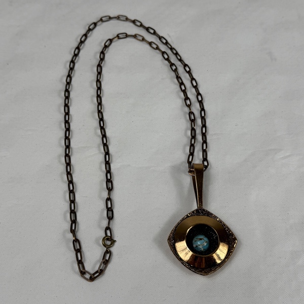 Karl Erik Palmberg. Halsband med hänge, Alton.