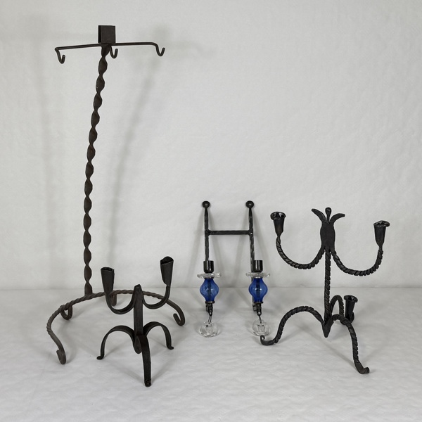 Ljusstakar och hängare, smide, bla Erik Höglund.