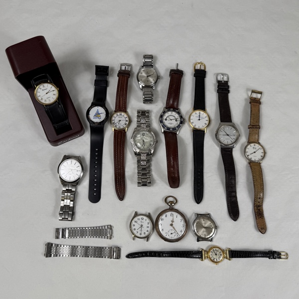 Parti armbandsur bla Seiko.