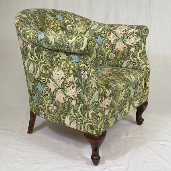 Clubfåtölj, textilklädsel, "Golden Lily", William Morris .