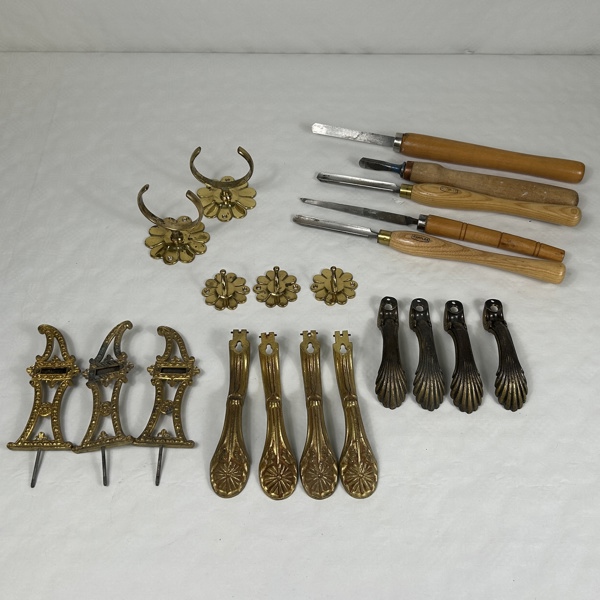 Parti beslag och stämjärn.