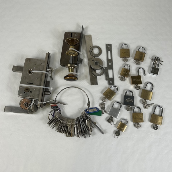 Parti låskistor och hänglås