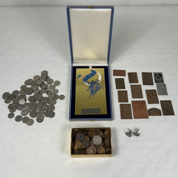 Medaljer och mynt, samt manschettknappar.