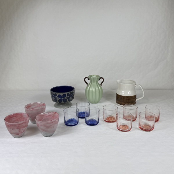 Diverse keramik och glas, bla Upsala Ekeby.