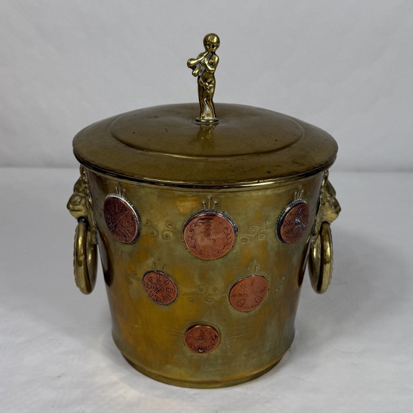 Ishink med lock, mässing, dekor med äldre mynt,Richard Ringström, 1900-tal.
