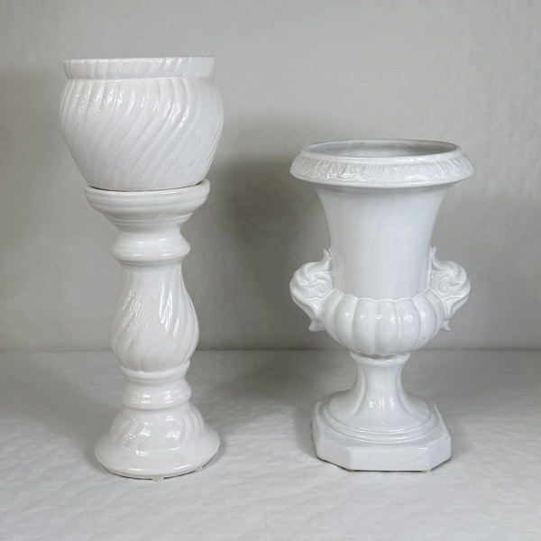 Piedestal och krukor.